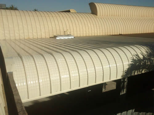 Cobertura em estrutura metálica com 100m², telha galvalume trapezoidal e fechamento com telha multidobra.